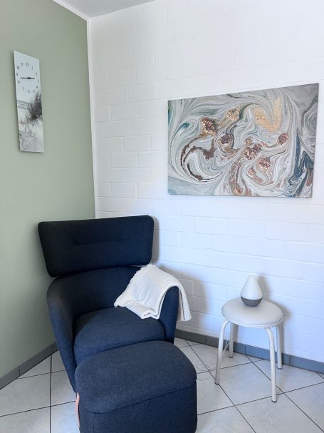 Praxisraum Sessel mit Fußhocker